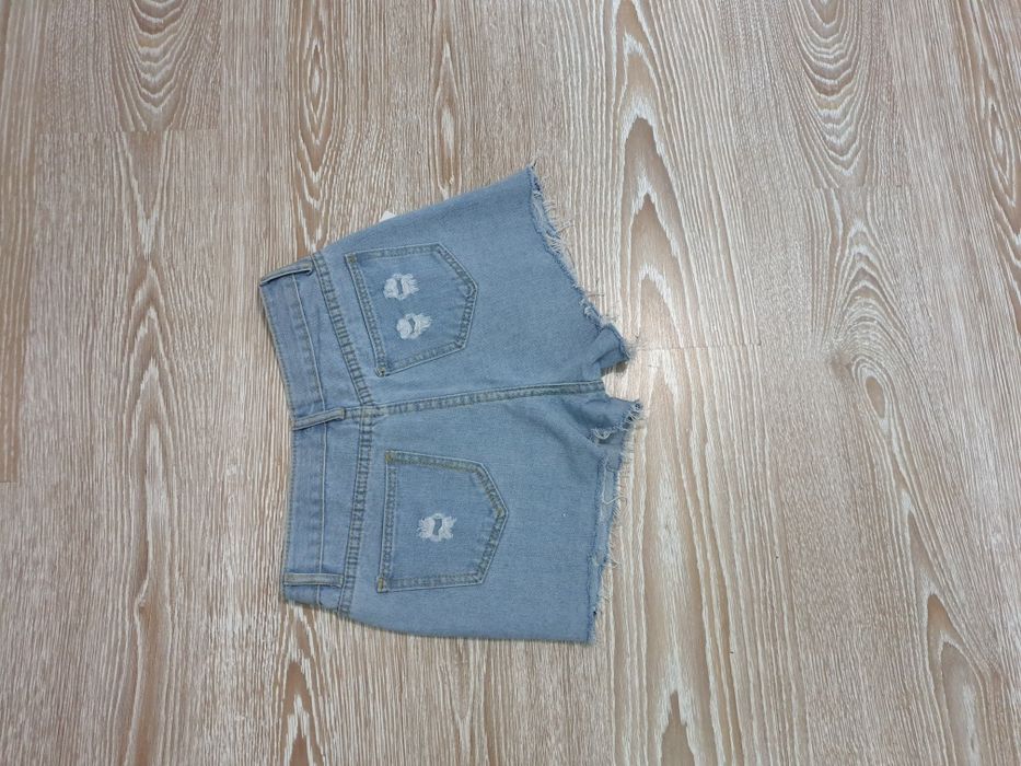 Set pantaloni scurti blugi noi S/M si tricou talie inalta flori
