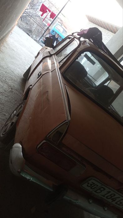 Москвич 412 yurib turibdi. Matan balonda.