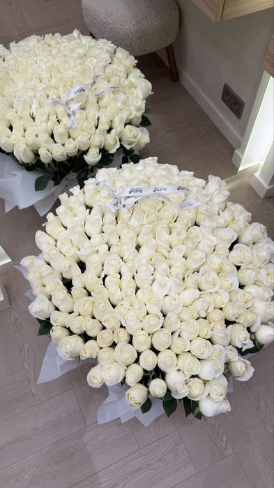 Цветы белые  розы  свежие