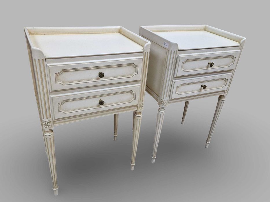 Два броя елегантни винтидж нощни шкафчета масив