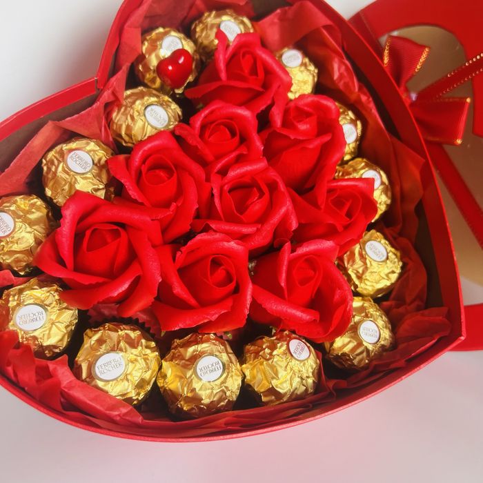 Кутии сърце с бонбони и сапунени цветя,св.Валентин, рожден ден, 8 март