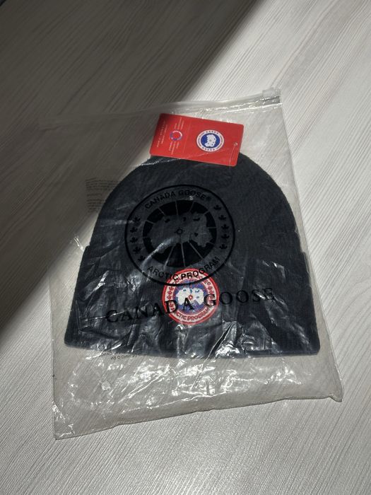 Шапка Canada Goose в черном цвете