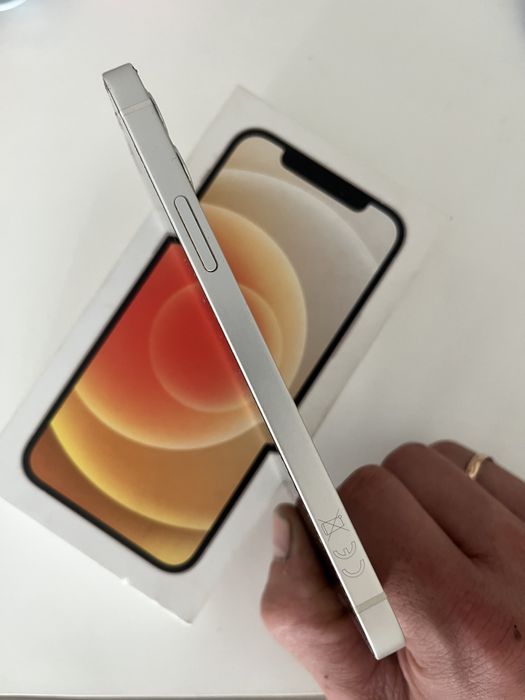 iPhone 12 в идеальном состоянии