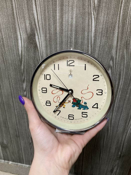 Продавам анимиран будилник-часовник