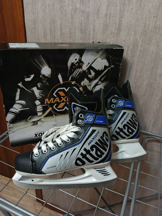 Коньки хоккейные  42 р