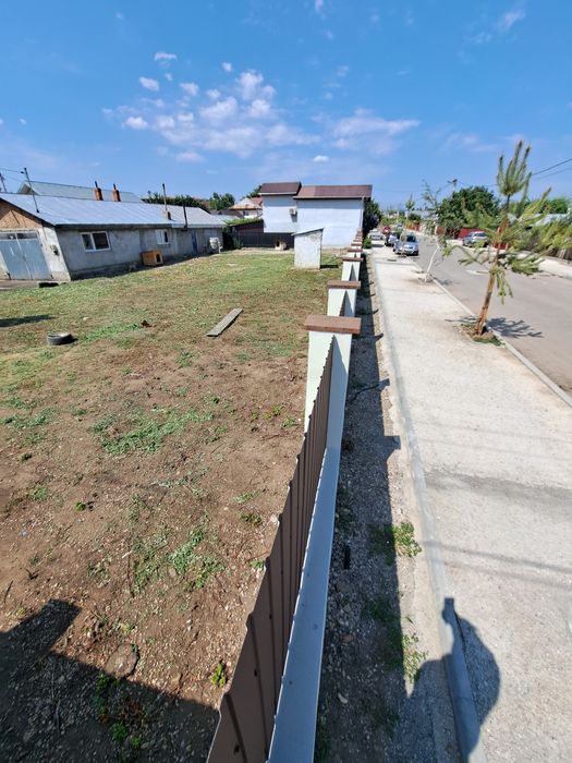 Vând teren în zonă bună cu 2constructii pe el.Pret fix