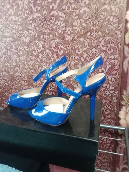 Босоножки новые.