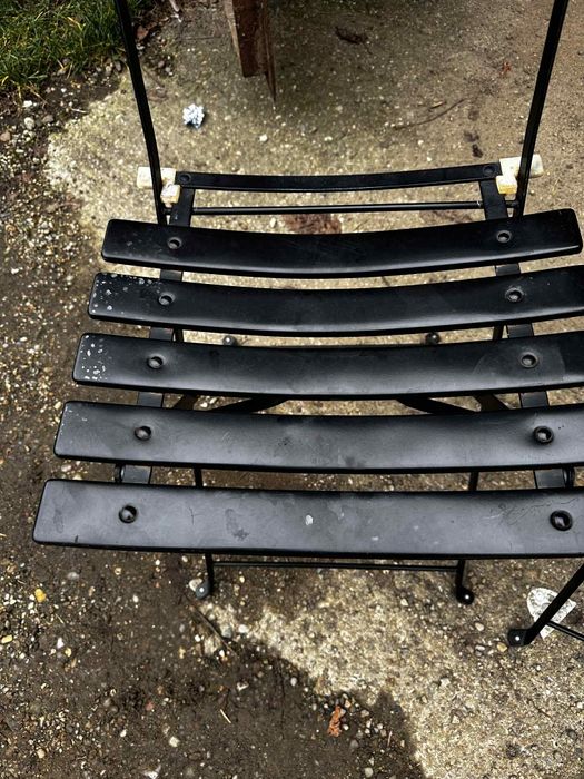 O măsuță cu 2 scaune pliabile pentru grădină sau terasă