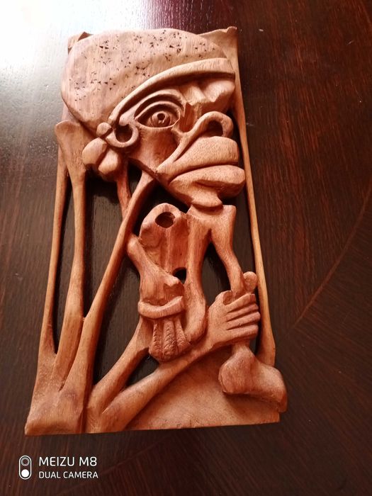 100 лева за оригинална дървена маска от Мозамбик