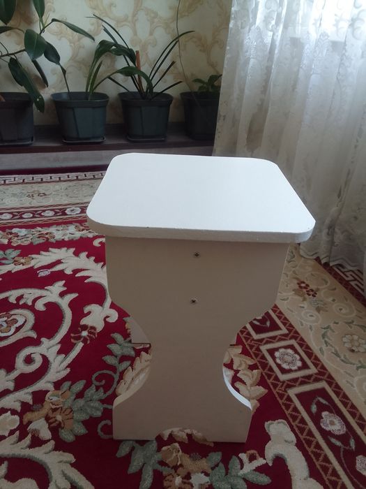 Табуретки белые.