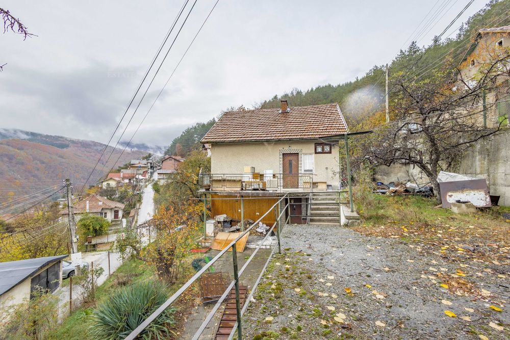 Продава се 2-етажна къща в гр. Своге