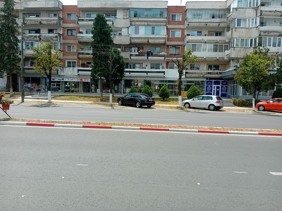 Închiriez spațiu comercial. Vitrina mare 300 mp