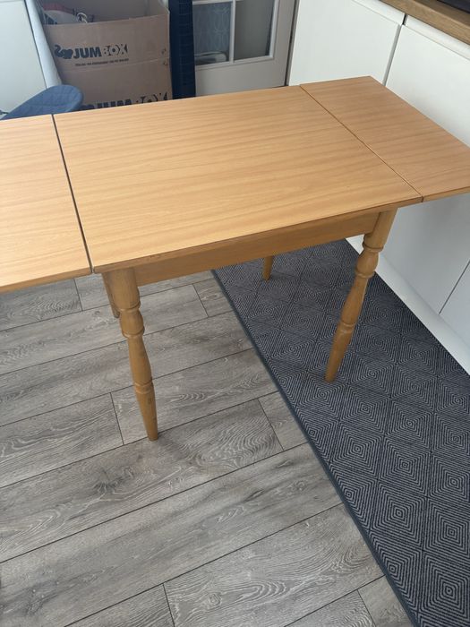 Дървена маса, разтегателна. 70х60 см, сгъната