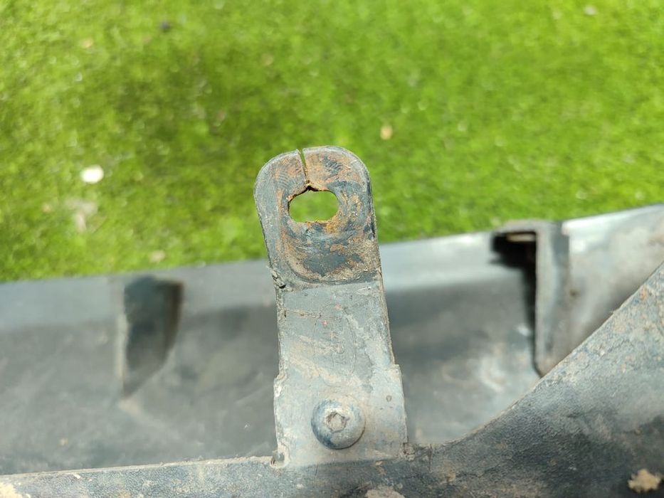 ORNAMENT ARIPA DREAPTA SPATE LAND ROVER DISCOVERY 3 2.7 DIESEL 2007 COD OEM L2LTA / 2005-2009