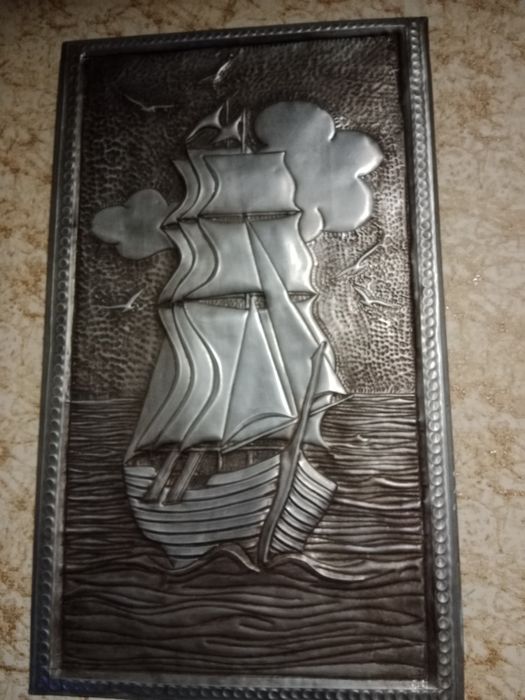 Настенная статуэтка