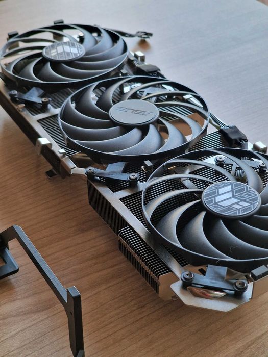 Vând sistem de răcire pe aer pentru placă video ASUS TUF GeForce RTX 4090 24GB OG Gaming