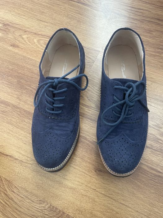 Много обувки . Всички са 37 номер