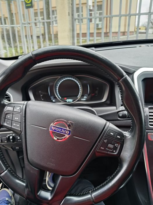 Volvo XC60 D5 AWD 220 cp – masina care face mai multe decat soferul .