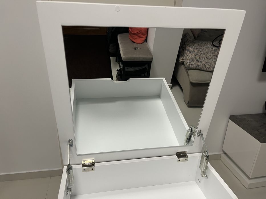 Masa machiaj cu oglinda