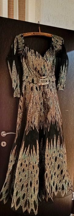 Продавам бална рокля обличана за 2 часа. Купувана е от бутик.