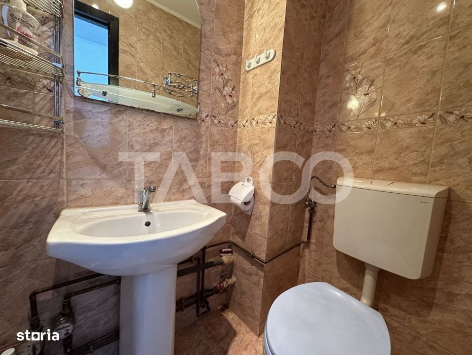 Apartament decomandat 3 camere 2 bai 68 mpu etaj 3 Calimanesti Valcea