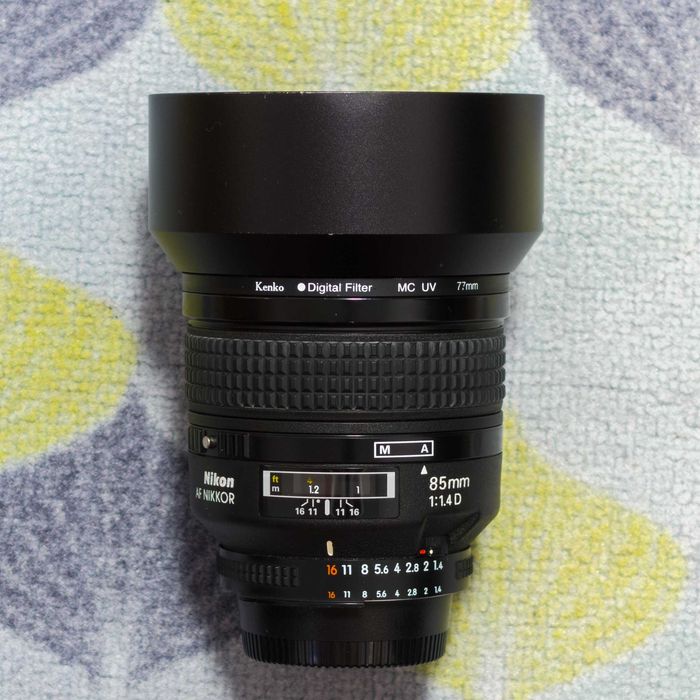 Kit Nikon D700 + 85mm f/1,4 D și Geantă Tamrac