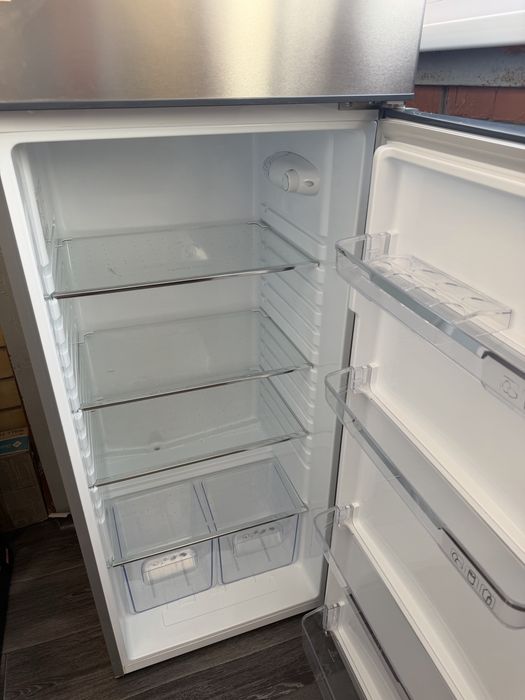 Холодильник очень вместимый новый
