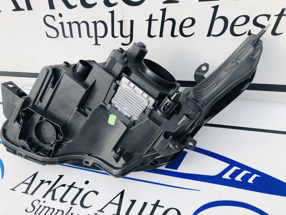 Far dreapta bixenon Range Rover Vogue dupa 2013 cod LR067202