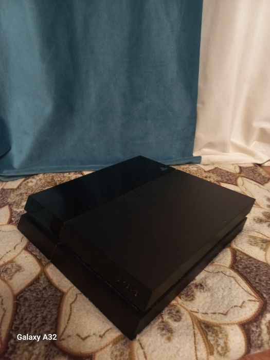Продам Sony PlayStation 4