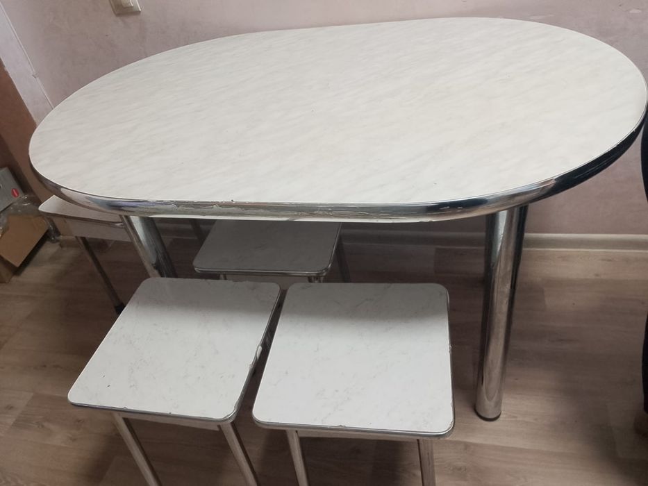 Продам обеденный стол со стульями