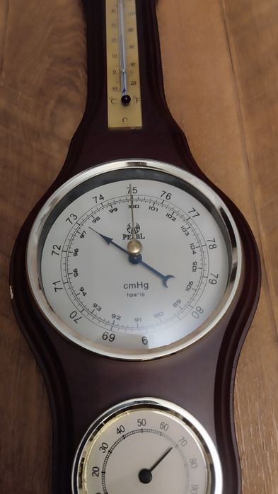 Продам барометр с гигрометром.