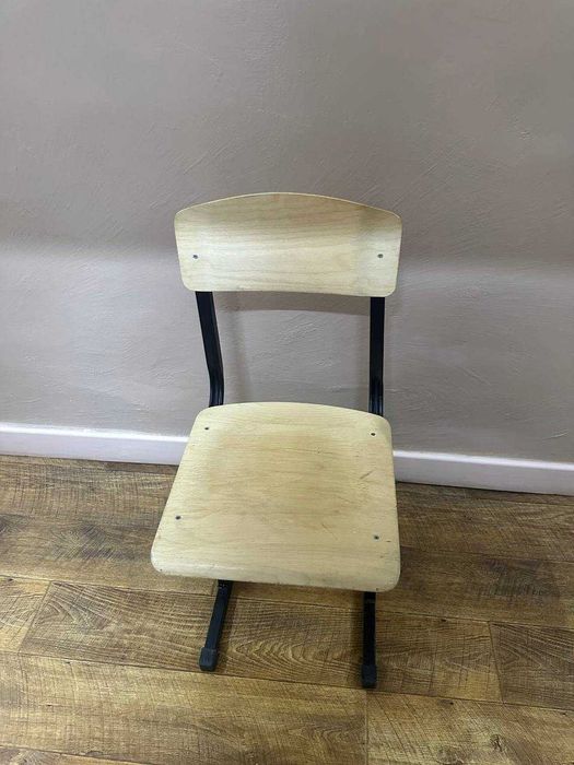 Офисные столы и стулья