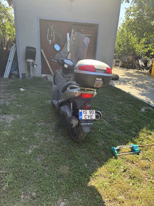 Vand scuter Suzuki Sixteen 150 cc foarte util pentru deplasari in traficul din oras