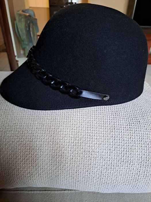 Продавам нова филцова шапка с козирка