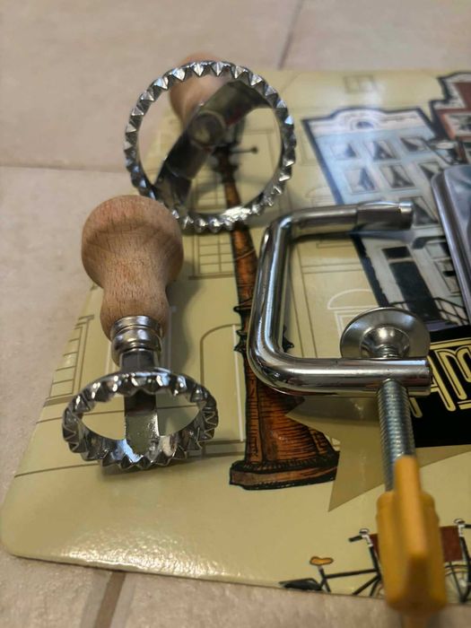 Машина за приготвяне на домашна паста 9 степ+2 итал. форми за равиоли.