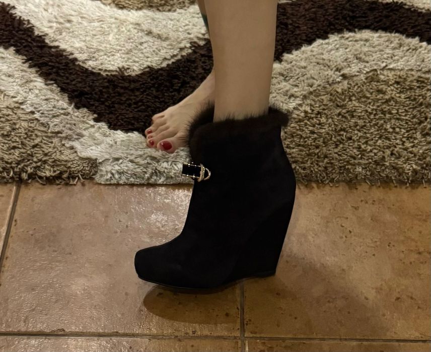 Боти от естествен велур с косъм от норка.