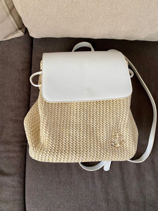 Дамска раница в бяло