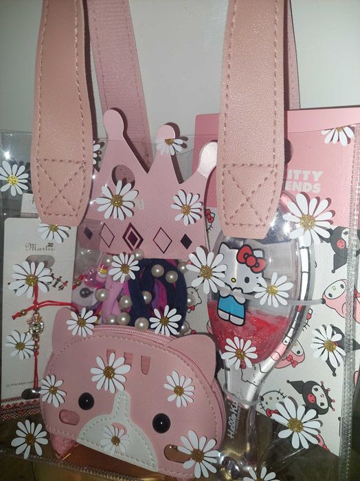 Set cadou Hello Kitty cu geanta, perie, posetuta, bratara