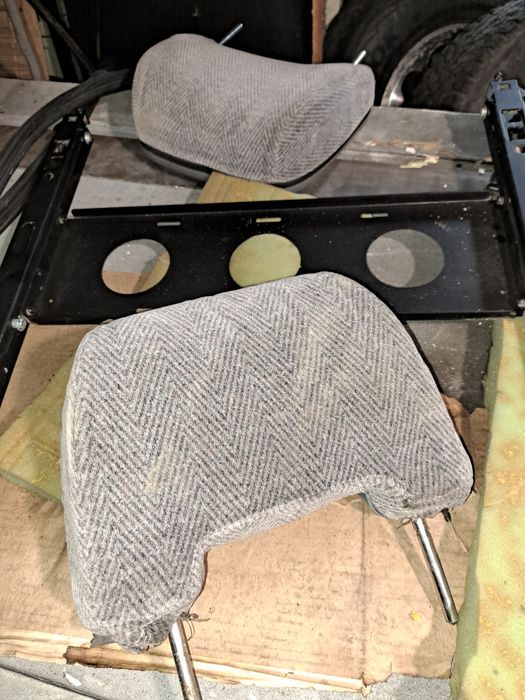 Подголовники на Делику