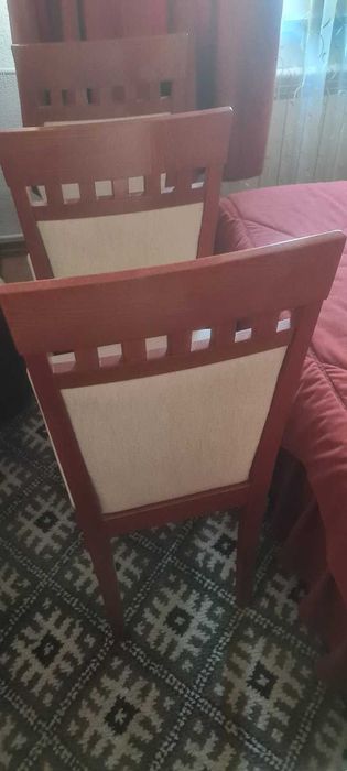 Продавам 4 броя масивни букови стола