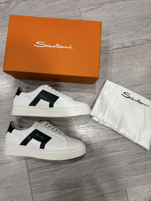 Обувки Santoni.