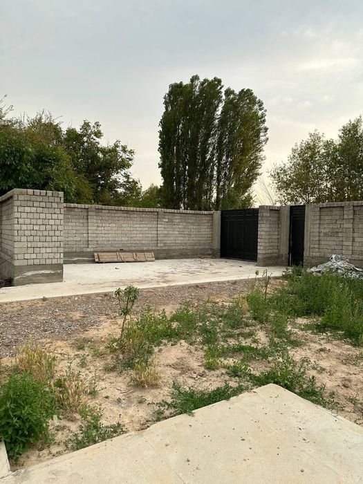 Продаётся дача в доль речки  (каробка )
Ташкентская область 
Янгибазар