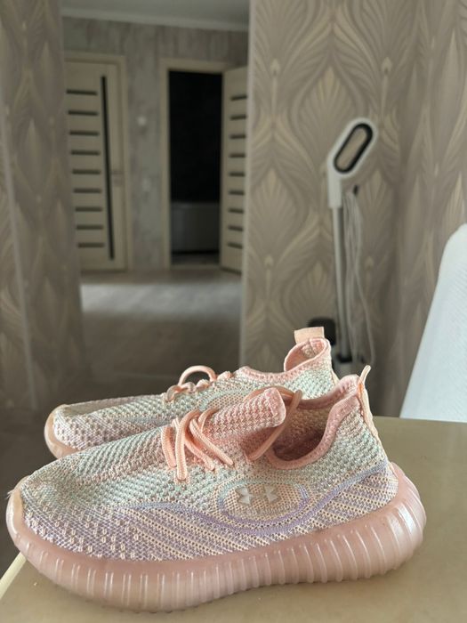 Новые кроссовки 33р