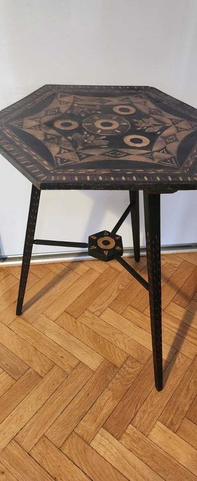 Masuta de cafea hexagonala stil Brancovenesc