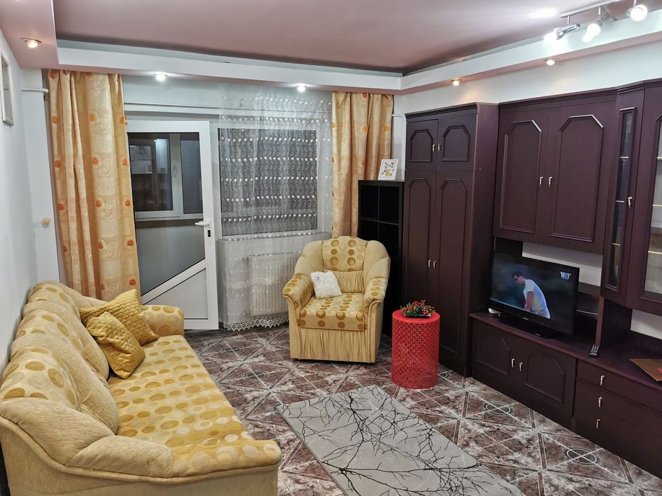 Închiriez apartament cu 4 camere