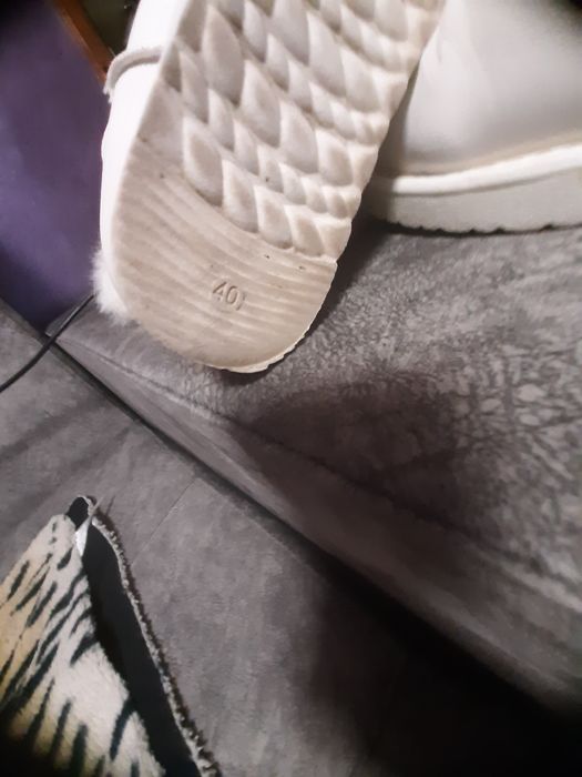 Vind cizmulițe  superbe albe cu blanită