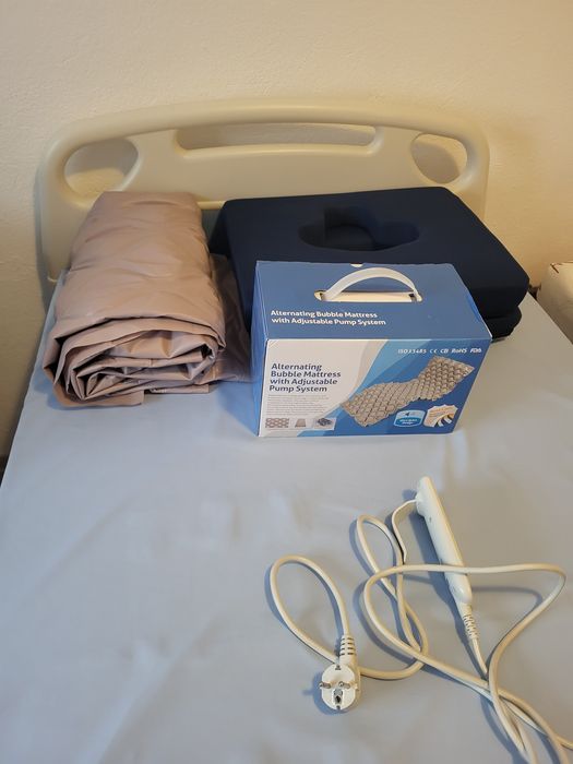 Vând pat de spital rabatabil profesional medical electric , însoțit de