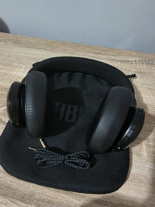 Vând căști jbl negre