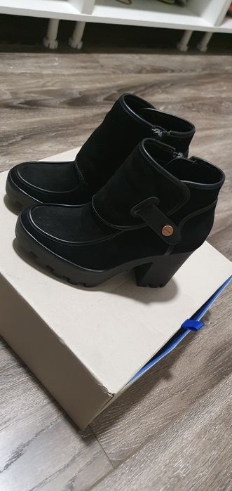 Botine Calvin Klein piele intoarsa, marimea 35, ca noi