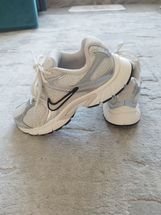 Оригинални дамски маратонки NikeNIKE